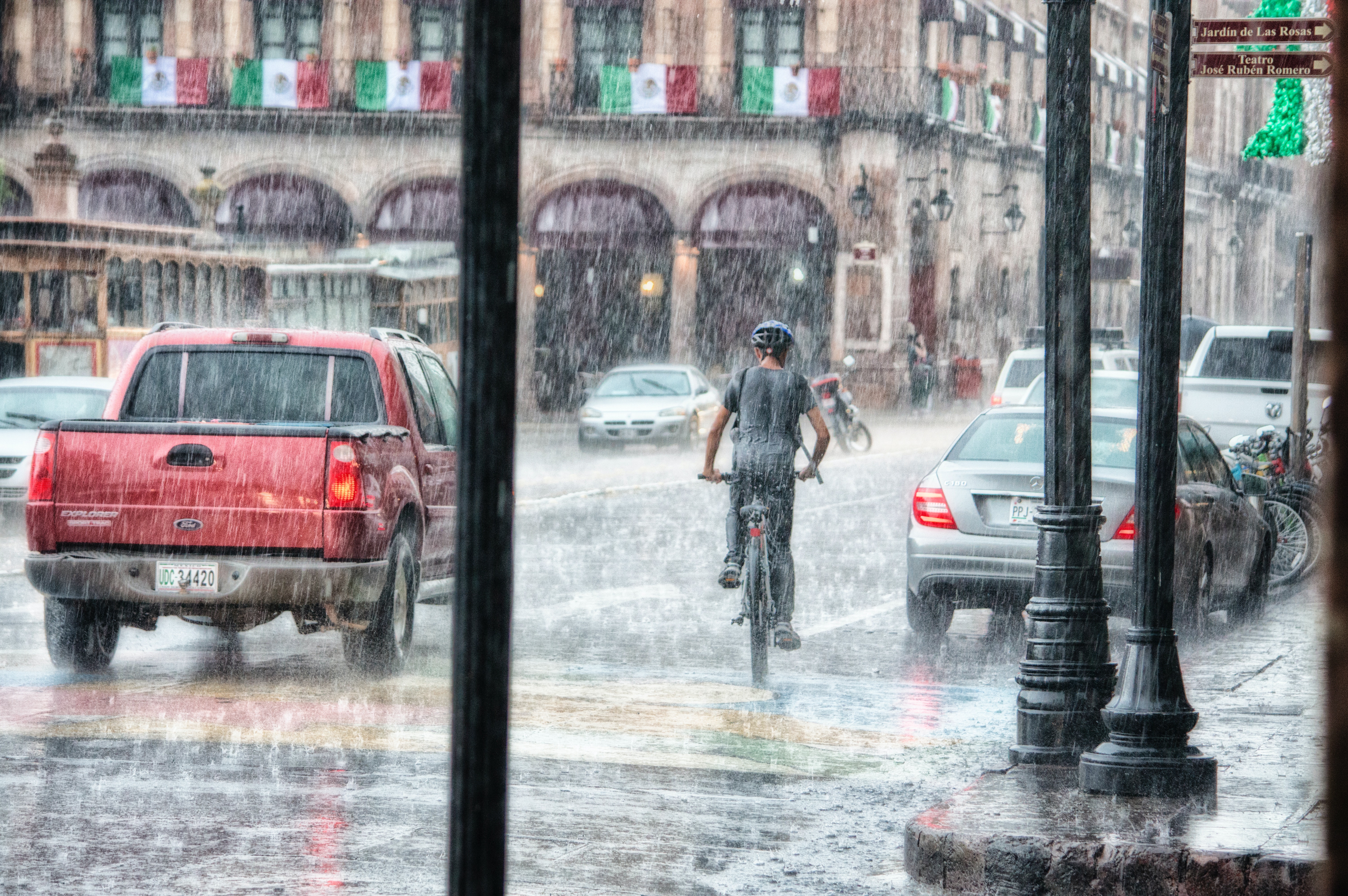 in bicicletta sotto la pioggia