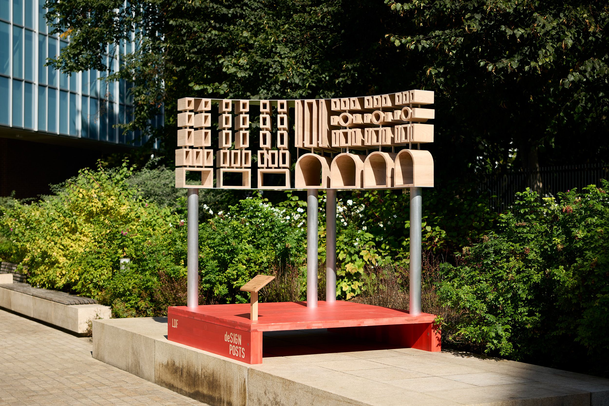 London Design Festival 2021: 10 sculture di strada in legno sostenibile per le strade di Londra