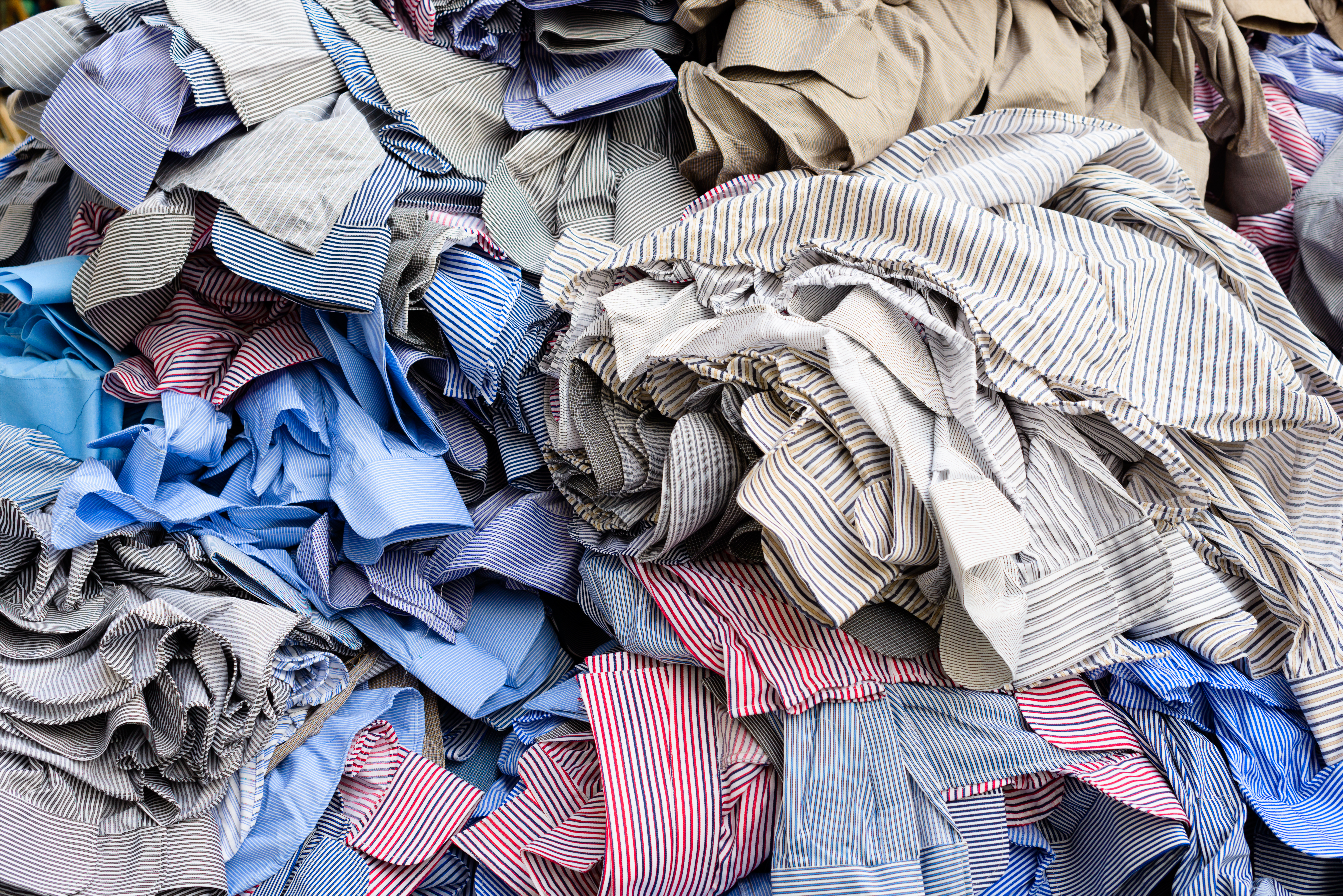 Recycling e Upcycling: strategie per la riduzione dei rifiuti nel mondo della moda. 